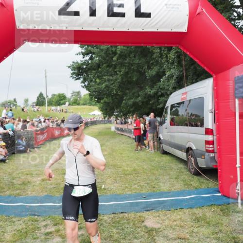 21.06.2025 - 27. Vierlanden-Triathlon MichiJ http://msf.ph/oto/8039079 15.06.2026 13:19:43 Ziel 667 meine-sportfotos.de
