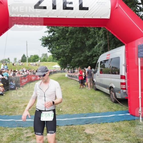 21.06.2025 - 27. Vierlanden-Triathlon MichiJ http://msf.ph/oto/8039084 15.06.2026 13:19:43 Ziel 667 meine-sportfotos.de
