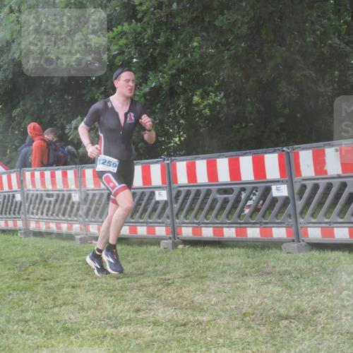 21.06.2025 - 27. Vierlanden-Triathlon KatJ http://msf.ph/oto/8039085 15.06.2025 14:22:20 Ziel 1177, 1259 meine-sportfotos.de