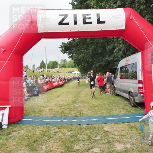 21.06.2025 - 27. Vierlanden-Triathlon MichiJ http://msf.ph/oto/8039088 15.06.2026 13:20:11 Ziel 710 meine-sportfotos.de