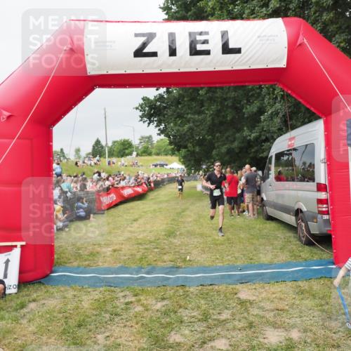 21.06.2025 - 27. Vierlanden-Triathlon MichiJ http://msf.ph/oto/8039095 15.06.2026 13:20:11 Ziel 710 meine-sportfotos.de