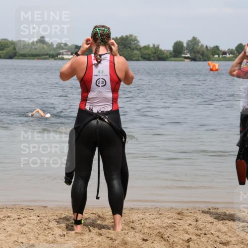 21.06.2025 - 27. Vierlanden-Triathlon Lena Gebhardt http://msf.ph/oto/8039096 15.06.2025 12:30:55 Schwimmen  meine-sportfotos.de