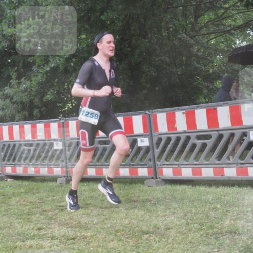 21.06.2025 - 27. Vierlanden-Triathlon KatJ http://msf.ph/oto/8039097 15.06.2025 14:22:21 Ziel 1177, 1259 meine-sportfotos.de