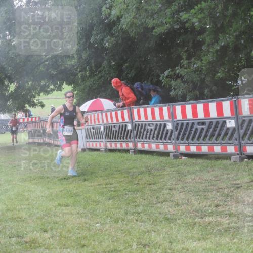 21.06.2025 - 27. Vierlanden-Triathlon KatJ http://msf.ph/oto/8039111 15.06.2025 14:22:26 Ziel 1177 meine-sportfotos.de