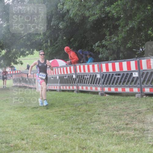 21.06.2025 - 27. Vierlanden-Triathlon KatJ http://msf.ph/oto/8039115 15.06.2025 14:22:26 Ziel 1177 meine-sportfotos.de