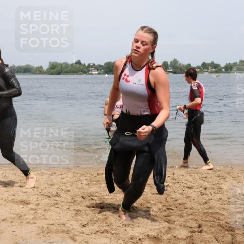 21.06.2025 - 27. Vierlanden-Triathlon Lena Gebhardt http://msf.ph/oto/8039123 15.06.2025 12:31:09 Schwimmen 1069, 1070, 1071, 1072 meine-sportfotos.de