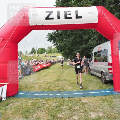 21.06.2025 - 27. Vierlanden-Triathlon MichiJ http://msf.ph/oto/8039124 15.06.2026 13:20:12 Ziel 710, 803 meine-sportfotos.de
