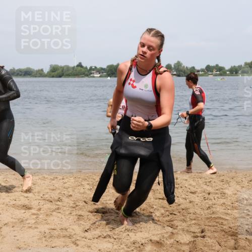 21.06.2025 - 27. Vierlanden-Triathlon Lena Gebhardt http://msf.ph/oto/8039125 15.06.2025 12:31:09 Schwimmen 1069, 1070, 1071, 1072 meine-sportfotos.de