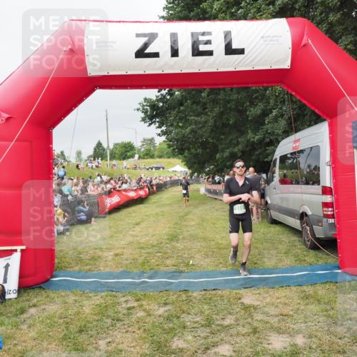 21.06.2025 - 27. Vierlanden-Triathlon MichiJ http://msf.ph/oto/8039134 15.06.2026 13:20:12 Ziel 710, 803 meine-sportfotos.de