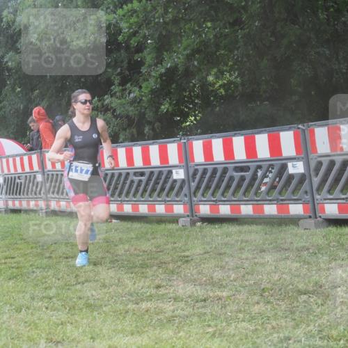 21.06.2025 - 27. Vierlanden-Triathlon KatJ http://msf.ph/oto/8039143 15.06.2025 14:22:27 Ziel 894, 1177 meine-sportfotos.de