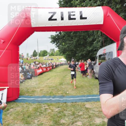 21.06.2025 - 27. Vierlanden-Triathlon MichiJ http://msf.ph/oto/8039149 15.06.2026 13:20:15 Ziel 710, 803 meine-sportfotos.de