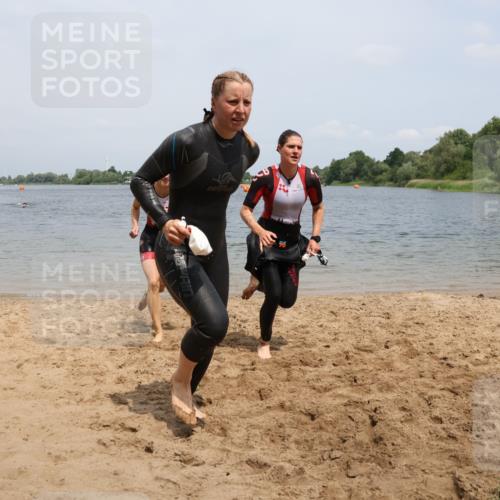 21.06.2025 - 27. Vierlanden-Triathlon Lena Gebhardt http://msf.ph/oto/8039155 15.06.2025 12:31:11 Schwimmen 1069, 1070, 1071, 1072 meine-sportfotos.de