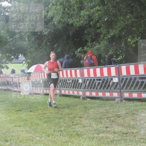 21.06.2025 - 27. Vierlanden-Triathlon KatJ http://msf.ph/oto/8039158 15.06.2025 14:22:33 Ziel 894 meine-sportfotos.de