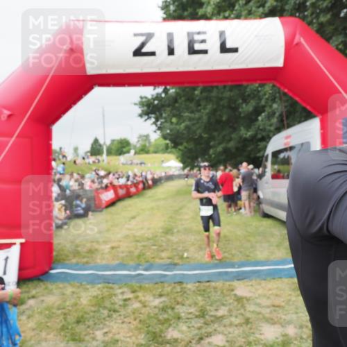 21.06.2025 - 27. Vierlanden-Triathlon MichiJ http://msf.ph/oto/8039165 15.06.2026 13:20:15 Ziel 710, 803 meine-sportfotos.de