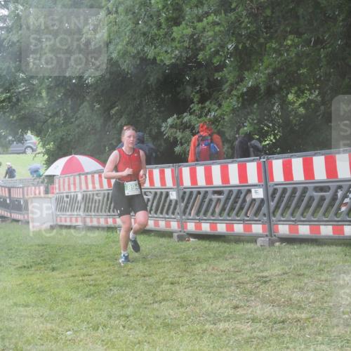 21.06.2025 - 27. Vierlanden-Triathlon KatJ http://msf.ph/oto/8039166 15.06.2025 14:22:34 Ziel 886, 894 meine-sportfotos.de