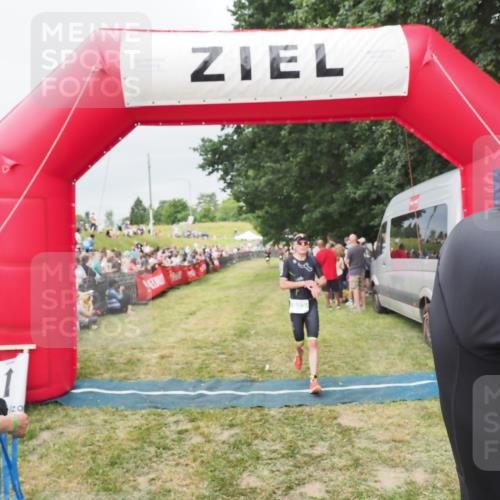 21.06.2025 - 27. Vierlanden-Triathlon MichiJ http://msf.ph/oto/8039171 15.06.2026 13:20:15 Ziel 710, 803 meine-sportfotos.de