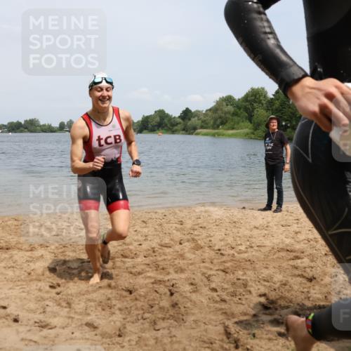21.06.2025 - 27. Vierlanden-Triathlon Lena Gebhardt http://msf.ph/oto/8039172 15.06.2025 12:31:12 Schwimmen 1069, 1070, 1071, 1072 meine-sportfotos.de