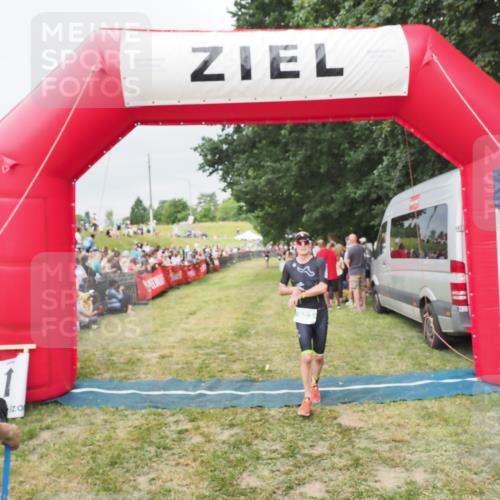 21.06.2025 - 27. Vierlanden-Triathlon MichiJ http://msf.ph/oto/8039180 15.06.2026 13:20:16 Ziel 710, 803 meine-sportfotos.de