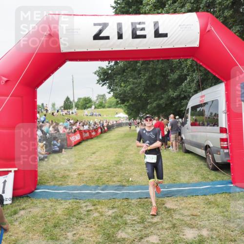 21.06.2025 - 27. Vierlanden-Triathlon MichiJ http://msf.ph/oto/8039184 15.06.2026 13:20:16 Ziel 710, 803 meine-sportfotos.de