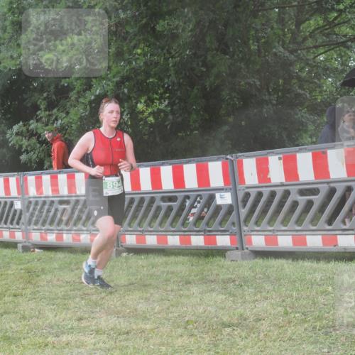 21.06.2025 - 27. Vierlanden-Triathlon KatJ http://msf.ph/oto/8039199 15.06.2025 14:22:35 Ziel 886, 894 meine-sportfotos.de