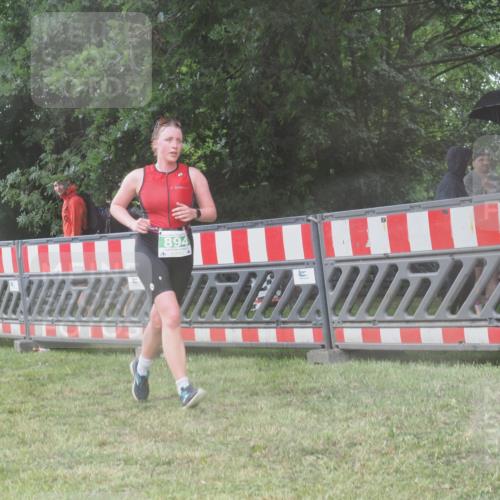 21.06.2025 - 27. Vierlanden-Triathlon KatJ http://msf.ph/oto/8039203 15.06.2025 14:22:35 Ziel 886, 894 meine-sportfotos.de