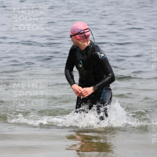 21.06.2025 - 27. Vierlanden-Triathlon Lena Gebhardt http://msf.ph/oto/8039204 15.06.2025 12:31:55 Schwimmen 1078, 1079, 1080 meine-sportfotos.de