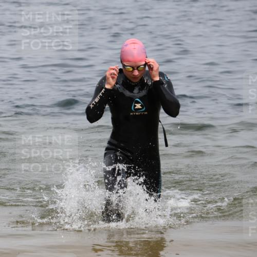 21.06.2025 - 27. Vierlanden-Triathlon Lena Gebhardt http://msf.ph/oto/8039212 15.06.2025 12:31:55 Schwimmen 1078, 1079, 1080 meine-sportfotos.de