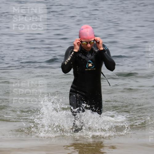 21.06.2025 - 27. Vierlanden-Triathlon Lena Gebhardt http://msf.ph/oto/8039215 15.06.2025 12:31:55 Schwimmen 1078, 1079, 1080 meine-sportfotos.de