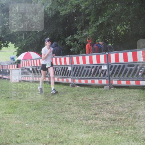 21.06.2025 - 27. Vierlanden-Triathlon KatJ http://msf.ph/oto/8039217 15.06.2025 14:22:43 Ziel 886, 1317 meine-sportfotos.de