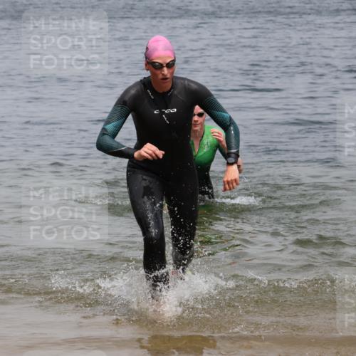21.06.2025 - 27. Vierlanden-Triathlon Lena Gebhardt http://msf.ph/oto/8039221 15.06.2025 12:31:56 Schwimmen 1078, 1079, 1080 meine-sportfotos.de
