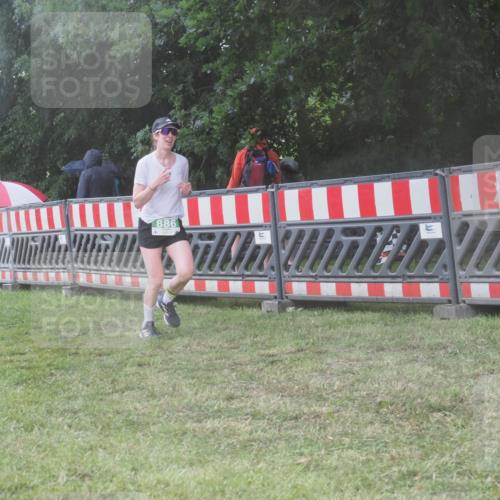 21.06.2025 - 27. Vierlanden-Triathlon KatJ http://msf.ph/oto/8039223 15.06.2025 14:22:43 Ziel 886, 1317 meine-sportfotos.de