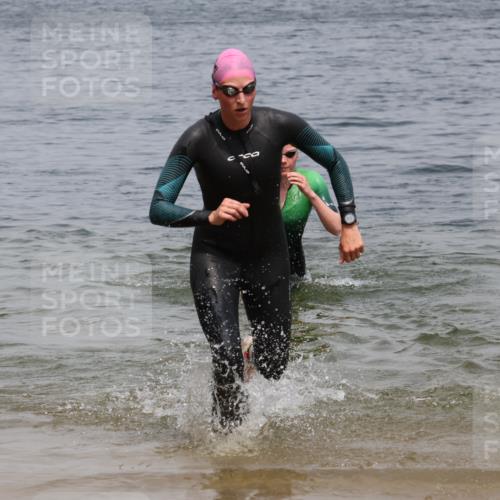 21.06.2025 - 27. Vierlanden-Triathlon Lena Gebhardt http://msf.ph/oto/8039225 15.06.2025 12:31:57 Schwimmen 1078, 1079, 1080 meine-sportfotos.de