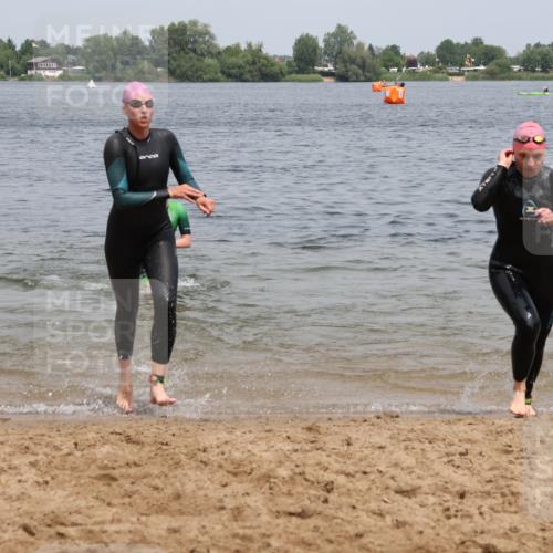 21.06.2025 - 27. Vierlanden-Triathlon Lena Gebhardt http://msf.ph/oto/8039230 15.06.2025 12:31:58 Schwimmen 1078, 1079, 1080 meine-sportfotos.de