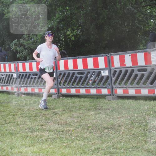 21.06.2025 - 27. Vierlanden-Triathlon KatJ http://msf.ph/oto/8039233 15.06.2025 14:22:44 Ziel 886, 1317 meine-sportfotos.de