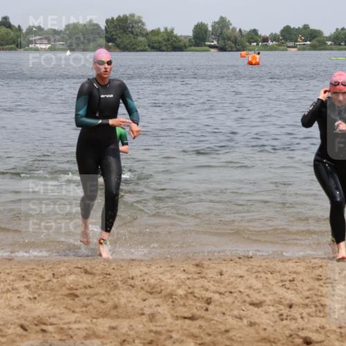 21.06.2025 - 27. Vierlanden-Triathlon Lena Gebhardt http://msf.ph/oto/8039236 15.06.2025 12:31:58 Schwimmen 1078, 1079, 1080 meine-sportfotos.de
