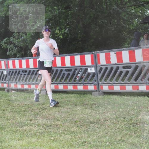 21.06.2025 - 27. Vierlanden-Triathlon KatJ http://msf.ph/oto/8039237 15.06.2025 14:22:44 Ziel 886, 1317 meine-sportfotos.de
