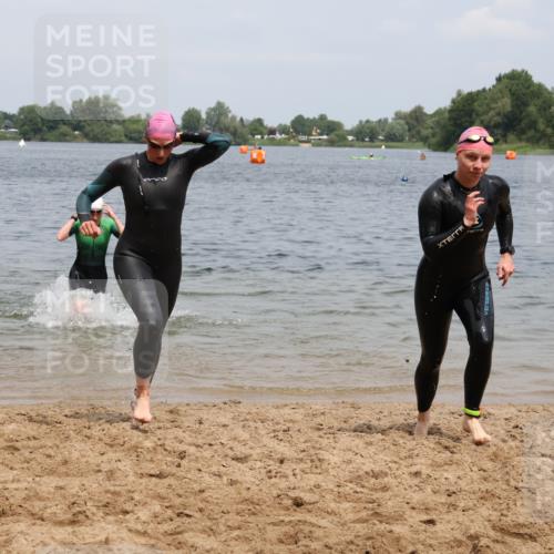 21.06.2025 - 27. Vierlanden-Triathlon Lena Gebhardt http://msf.ph/oto/8039243 15.06.2025 12:31:59 Schwimmen 1078, 1079, 1080 meine-sportfotos.de