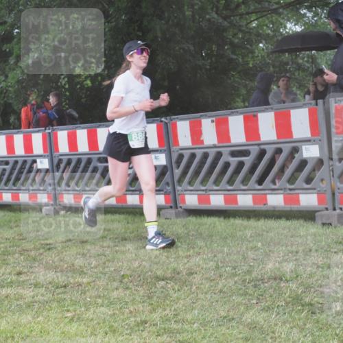 21.06.2025 - 27. Vierlanden-Triathlon KatJ http://msf.ph/oto/8039249 15.06.2025 14:22:44 Ziel 886, 1317 meine-sportfotos.de