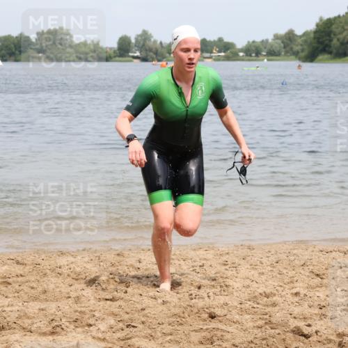 21.06.2025 - 27. Vierlanden-Triathlon Lena Gebhardt http://msf.ph/oto/8039273 15.06.2025 12:32:02 Schwimmen 1078, 1079, 1080 meine-sportfotos.de