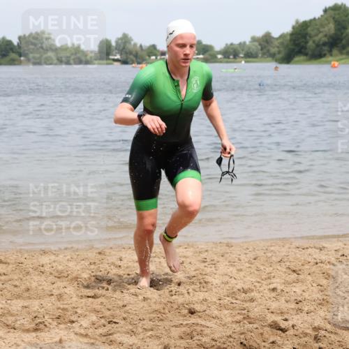 21.06.2025 - 27. Vierlanden-Triathlon Lena Gebhardt http://msf.ph/oto/8039280 15.06.2025 12:32:02 Schwimmen 1078, 1079, 1080 meine-sportfotos.de