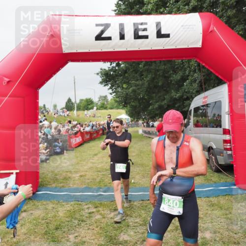 21.06.2025 - 27. Vierlanden-Triathlon MichiJ http://msf.ph/oto/8039287 15.06.2026 13:20:27 Ziel 641, 678, 741, 840 meine-sportfotos.de