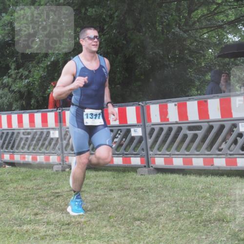 21.06.2025 - 27. Vierlanden-Triathlon KatJ http://msf.ph/oto/8039300 15.06.2025 14:22:49 Ziel 1202, 1317 meine-sportfotos.de