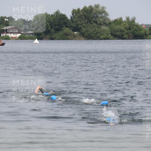 21.06.2025 - 27. Vierlanden-Triathlon Lena Gebhardt http://msf.ph/oto/8039301 15.06.2025 12:34:16 Schwimmen  meine-sportfotos.de