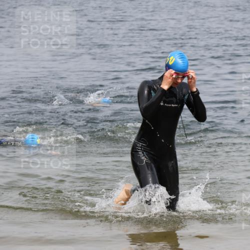 21.06.2025 - 27. Vierlanden-Triathlon Lena Gebhardt http://msf.ph/oto/8039322 15.06.2025 12:34:25 Schwimmen 1085, 1086 meine-sportfotos.de