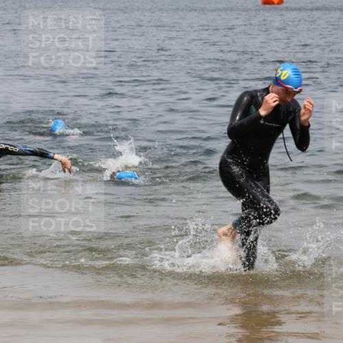 21.06.2025 - 27. Vierlanden-Triathlon Lena Gebhardt http://msf.ph/oto/8039326 15.06.2025 12:34:27 Schwimmen 1085, 1086, 1087 meine-sportfotos.de