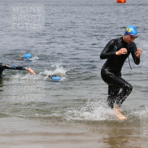 21.06.2025 - 27. Vierlanden-Triathlon Lena Gebhardt http://msf.ph/oto/8039328 15.06.2025 12:34:27 Schwimmen 1085, 1086, 1087 meine-sportfotos.de