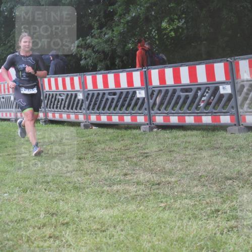 21.06.2025 - 27. Vierlanden-Triathlon KatJ http://msf.ph/oto/8039343 15.06.2025 14:22:57 Ziel 1202, 1270 meine-sportfotos.de