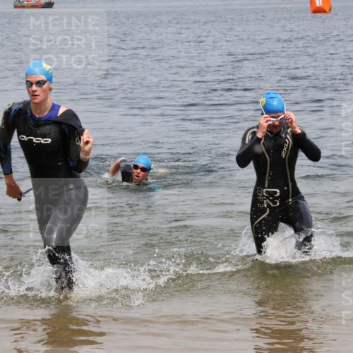 21.06.2025 - 27. Vierlanden-Triathlon Lena Gebhardt http://msf.ph/oto/8039349 15.06.2025 12:34:32 Schwimmen 1085, 1086, 1087 meine-sportfotos.de