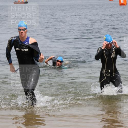 21.06.2025 - 27. Vierlanden-Triathlon Lena Gebhardt http://msf.ph/oto/8039351 15.06.2025 12:34:32 Schwimmen 1085, 1086, 1087 meine-sportfotos.de