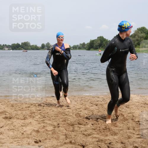 21.06.2025 - 27. Vierlanden-Triathlon Lena Gebhardt http://msf.ph/oto/8039373 15.06.2025 12:34:35 Schwimmen 1085, 1086, 1087, 1088 meine-sportfotos.de